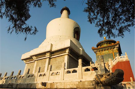 Dagoba blanc Baitai construit en 1651 pour une visite de Dalai Lama, parc Beihai, Beijing, Chine, Asie Photographie de stock - Rights-Managed, Code: 841-03055696