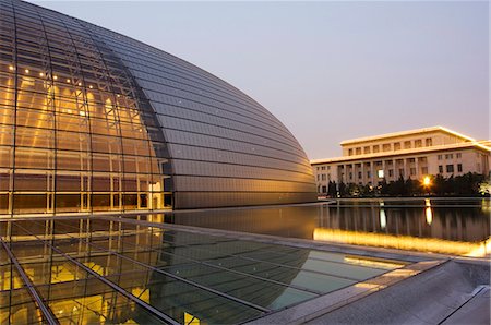 Soviet style Great Hall of the People contrasts with The National Theatre Opera House, also known as The Egg designed by French architect Paul Andreu and made with glass and titanium opened 2007, Beijing, China, Asia Foto de stock - Con derechos protegidos, Código: 841-03055703