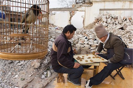 Männer spielen ein Brettspiel in einem Hutong-Viertel teilweise zerstört und markiert für Abriss, Peking, China, Asien Stockbilder - Lizenzpflichtiges, Bildnummer: 841-03055753