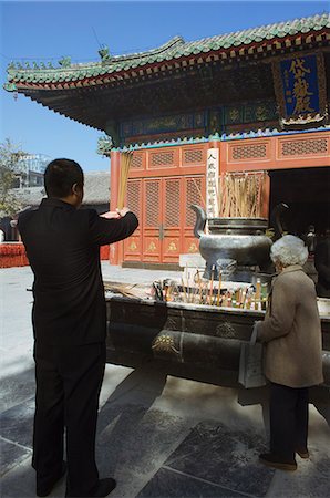 simsearch:841-03055499,k - Encens brûlant au temple taoïste Donyue, Chaoyang district, Beijing, Chine, Asie Photographie de stock - Rights-Managed, Code: 841-03055798