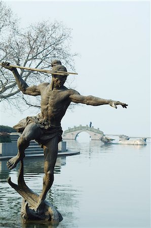 Statue d'un pêcheur de lance dans les eaux du lac de l'Ouest, Hangzhou, Zhejiang Province, Chine, Asie Photographie de stock - Rights-Managed, Code: 841-03055894