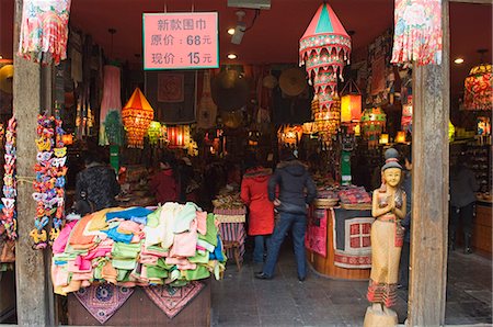 A souvenir shop on Qinghefang Old Street in Wushan district of Hangzhou, Zhejiang Province, China, Asia Foto de stock - Con derechos protegidos, Código: 841-03055909