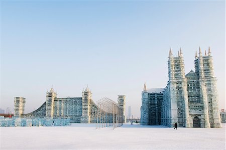 Replica ice sculptures of Notre Dame Cathedral and London's Tower Bridge at the Ice Lantern Festival, Harbin, Heilongjiang Province, Northeast China, China, Asia Foto de stock - Direito Controlado, Número: 841-03055930