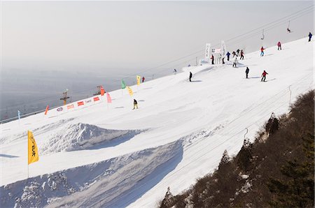 simsearch:841-03066141,k - Skiers and snowboarders at Shijinglong ski resort, Beijing, China, Asia Fotografie stock - Rights-Managed, Codice: 841-03055954