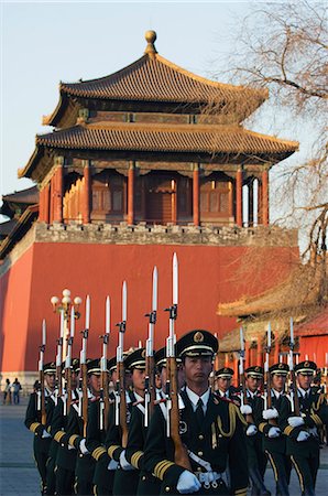 simsearch:841-03062308,k - Percer des soldats militaires marchant à l'extérieur de la Forbidden City Palace Museum, patrimoine mondial UNESCO, Beijing, Chine, Asie Photographie de stock - Rights-Managed, Code: 841-03055968