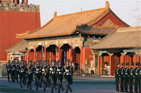 simsearch:841-06616826,k - Percer des soldats militaires marchant à l'extérieur de la Forbidden City Palace Museum, patrimoine mondial UNESCO, Beijing, Chine, Asie Photographie de stock - Rights-Managed, Code: 841-03055969