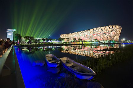 Un spectacle de lumière de nuit temps au stade National nid d'oiseaux pendant le 2008 Jeux olympiques, Pékin, Chine, Asie Photographie de stock - Rights-Managed, Code: 841-03056115