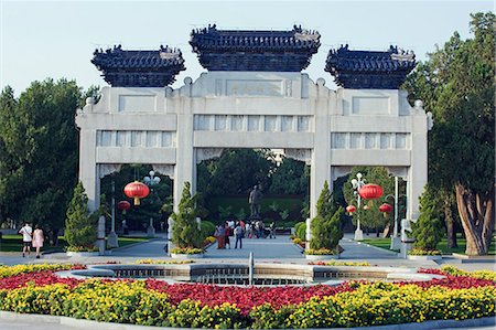 simsearch:841-03055499,k - Une porte traditionnelle chinoise au Mémorial de Sun Yat-Sen dans le parc Zhongshan, Beijing, Chine, Asie Photographie de stock - Rights-Managed, Code: 841-03056155