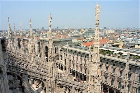 simsearch:841-05847905,k - Flèches sur le toit de la cathédrale Duomo et de la ville, Milan, Lombardie, Italie, Europe Photographie de stock - Rights-Managed, Code: 841-03056374