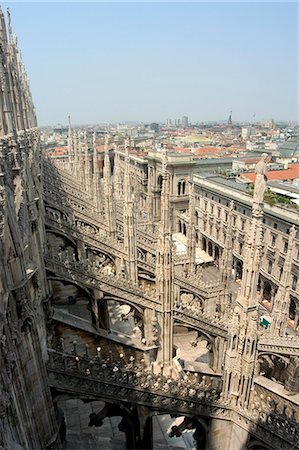 simsearch:841-05847905,k - Flèches sur le toit de la cathédrale Duomo et de la ville, Milan, Lombardie, Italie, Europe Photographie de stock - Rights-Managed, Code: 841-03056373