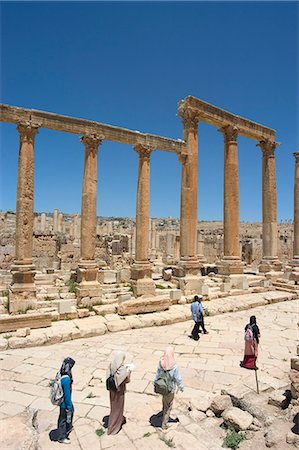 Femmes islamiques sur le Cardo Maximus à colonnades rue romaine ville, Jerash, Jordanie, Moyen-Orient Photographie de stock - Rights-Managed, Code: 841-03056395