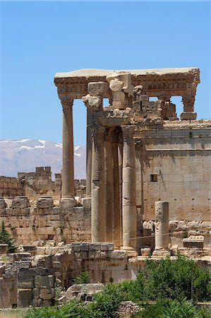 Snow capped mountains of the Anti-Lebanon Range behind the Roman archaeological site, Baalbek, UNESCO World Heritage Site, The Bekaa Valley, Lebanon, Middle East Foto de stock - Con derechos protegidos, Código: 841-03056443