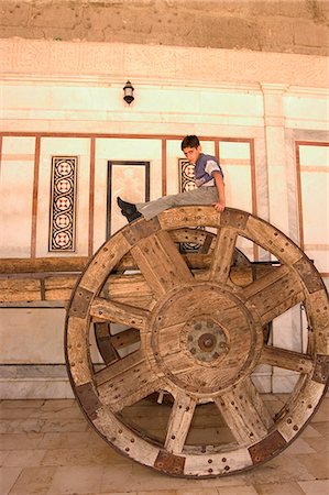 Boy on top of big wheeled cart, Umayyad Mosque, Damascus, Syria, Middle East Foto de stock - Con derechos protegidos, Código: 841-03056576