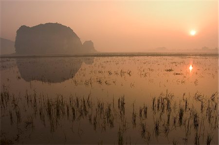 simsearch:841-02703960,k - Morning mist, sunrise, limestone mountain scenery, Tam Coc, Ninh Binh, south of Hanoi, North Vietnam, Southeast Asia, Asia Foto de stock - Con derechos protegidos, Código: 841-03056714