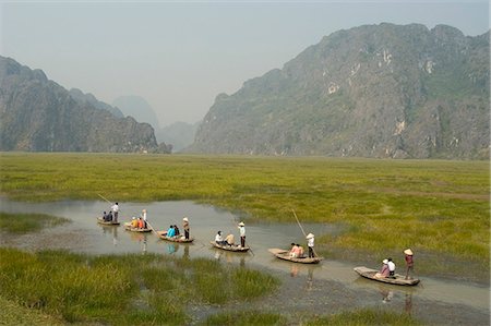 delta - Punting boats on delta river, limestone mountain scenery, Van Long, Ninh Binh, south of Hanoi, North Vietnam, Southeast Asia, Asia Foto de stock - Con derechos protegidos, Código: 841-03056730