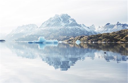 simsearch:862-03352054,k - Icebergs in glacier lake, Torres del Paine, Chile, South America Fotografie stock - Rights-Managed, Codice: 841-03056756