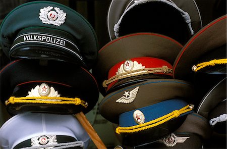 Une pile de chapeaux ère communiste de l'armée et la police pour la vente comme souvenirs, Mitte, Berlin, Allemagne, Europe Photographie de stock - Rights-Managed, Code: 841-03056811