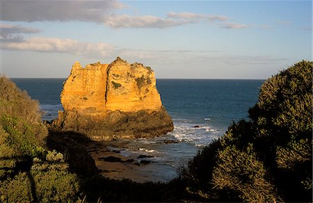 simsearch:841-03067680,k - Lone volcanic rock stack off the coast at Aireys Inlet, Great Ocean Road, Victoria, Australia, Pacific Foto de stock - Con derechos protegidos, Código: 841-03056827