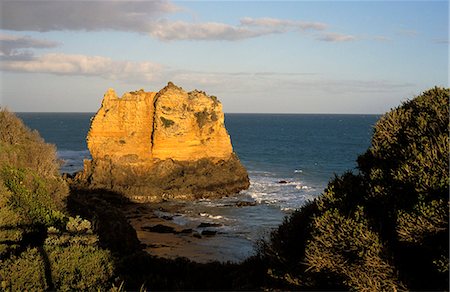 simsearch:841-03067783,k - Pile de roche volcanique isolé au large de Melbourne, Great Ocean Road, Victoria, Australie, Pacific Photographie de stock - Rights-Managed, Code: 841-03056827