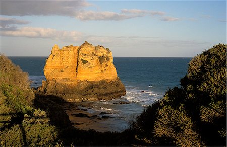 simsearch:841-03031427,k - Lone volcanic rock stack off the coast at Aireys Inlet, Great Ocean Road, Victoria, Australia, Pacific Foto de stock - Con derechos protegidos, Código: 841-03056827