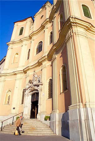 simsearch:841-03029620,k - Plus beaux Baroque église de la Sainte Trinité la ville (Kostol Trinitarov), Bratislava, Slovaquie, Europe Photographie de stock - Rights-Managed, Code: 841-03056843