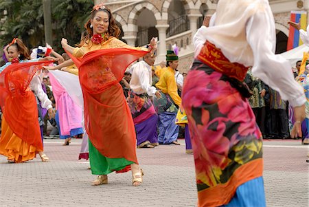 Malay female dancers wearing traditional dress at celebrations of Kuala Lumpur City Day Commemoration, Merdeka Square, Kuala Lumpur, Malaysia, Southeast Asia, Asia Foto de stock - Con derechos protegidos, Código: 841-03056942