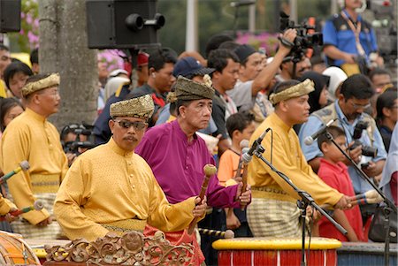 simsearch:841-03056942,k - Malay men wearing traditional dress, playing drums at celebrations of Kuala Lumpur City Day Commemoration, Merdeka Square, Kuala Lumpur, Malaysia, Southeast Asia, Asia Foto de stock - Con derechos protegidos, Código: 841-03056943