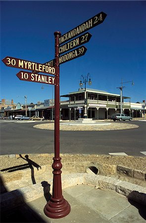 simsearch:841-02713934,k - Signaux de direction au coin des rues de Albert, Beechworth, Victoria, Australie, Pacifique et de Ford Photographie de stock - Rights-Managed, Code: 841-03056988