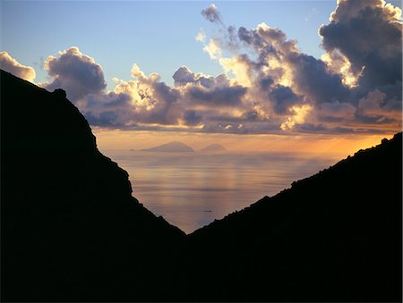 simsearch:841-03063010,k - Coucher de soleil, île de Stromboli, Iles Eolie (Iles Eoliennes), l'UNESCO World Heritage Site (Italie), Méditerranée, Europe Photographie de stock - Rights-Managed, Code: 841-03057243