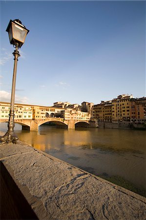 ponte vecchio - Along the Arno River and the Ponte Vecchio, Florence, Tuscany, Italy, Europe Fotografie stock - Rights-Managed, Codice: 841-03057436