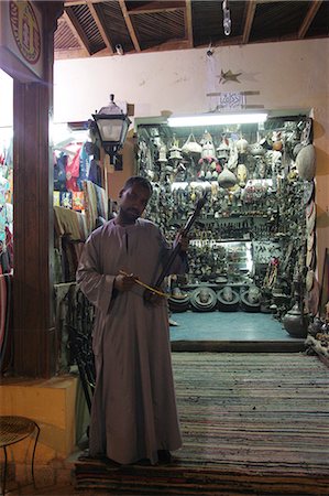Traditional musical instruments stall at the spice market in Aswan, Egypt, North Africa, Africa Foto de stock - Con derechos protegidos, Código: 841-03057489