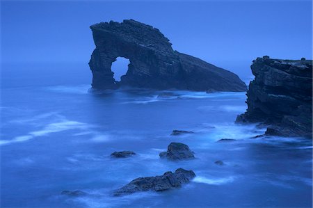simsearch:841-03064634,k - Gaada pile, une arche naturelle de 45 m de haut, vieux grès rouge, Foula, îles Shetland, Ecosse, Royaume-Uni, Europe Photographie de stock - Rights-Managed, Code: 841-03064234