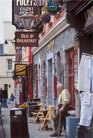 simsearch:851-02960612,k - Old man in a street of Kenmare, Kenmare, County Kerry, Munster, Republic of Ireland, Europe Fotografie stock - Rights-Managed, Codice: 841-03064463