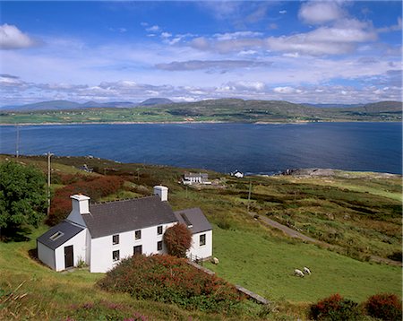 simsearch:841-03064474,k - Maison, péninsule de la côte de Mizen Nord, la baie de Dunmanus et collines de tête de mouton derrière, près de Dunmanus, Munster, comté de Cork, Irlande, Europe Photographie de stock - Rights-Managed, Code: 841-03064479