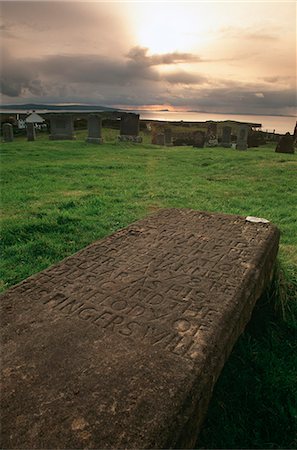 simsearch:841-03064018,k - Graveslab of a fiddler of the MacLeods, left romantically unfinished because of the death of his son, Kilmuir graveyard, Isle of Skye, Inner Hebrides, Scotland, United Kingdom, Europe Foto de stock - Con derechos protegidos, Código: 841-03064679