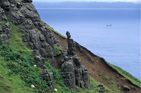 simsearch:841-03064690,k - Rocky east coast of Trotternish and passing boat, Raasay in the background, Isle of Skye, Inner Hebrides, Scotland, United Kingdom, Europe Foto de stock - Con derechos protegidos, Código: 841-03064692