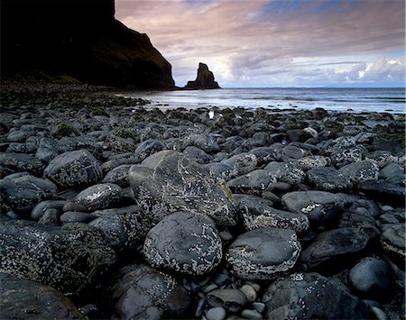 simsearch:841-03064737,k - Roches noires boulder Talisker Bay, île de Skye, Hébrides intérieures en Écosse, Royaume-Uni, Europe Photographie de stock - Rights-Managed, Code: 841-03064714