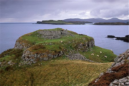 simsearch:841-03064735,k - Ruins of Dun Ardrek, an ancient broch, guarding the entrance of Loch Harport, near Portnalong, Isle of Skye, Inner Hebrides, Scotland, United Kingdom, Europe Stock Photo - Rights-Managed, Code: 841-03064740