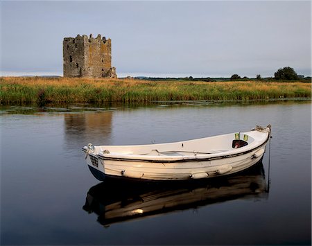 dumfries and galloway - Threave Castle, fortress of the Douglas family dating from the 14th century, on an island of the Dee river, near Castle Douglas, Dumfries and Galloway, Scotland, United Kingdom, Europe Foto de stock - Direito Controlado, Número: 841-03064814