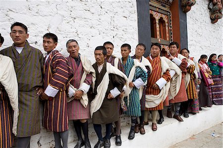 simsearch:841-06344086,k - Bhutanese men in traditional dress, Buddhist festival (Tsechu), Trashi Chhoe Dzong, Thimphu, Bhutan, Asia Fotografie stock - Rights-Managed, Codice: 841-03065078