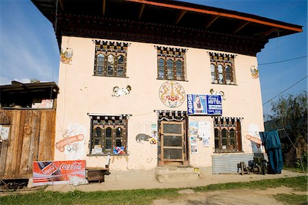 simsearch:841-03065128,k - Restaurant sur la route reliant Paro à Punakha, le phallus sur le mur est un symbole religieux pour éloigner les mauvais esprits, Bhoutan, Asie Photographie de stock - Rights-Managed, Code: 841-03065093