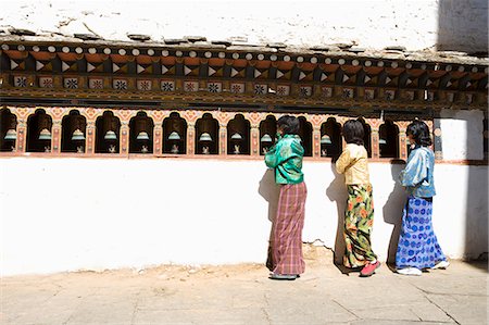 rueda de oración - Bhutanese girls, Paro Dzong, Paro, Bhutan, Asia Foto de stock - Con derechos protegidos, Código: 841-03065154