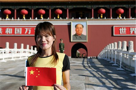 place tiananmen - Femme chinoise avec le drapeau, la porte céleste à la cité interdite, place Tien An Men, Beijing, Chine, Asie Photographie de stock - Rights-Managed, Code: 841-03065335