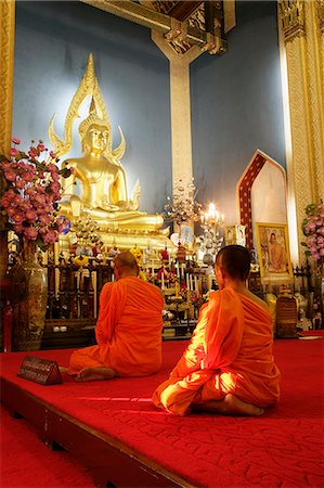 Monks praying and giant golden statue of the Buddha, Wat Benchamabophit (Marble Temple), Bangkok, Thailand, Southeast Asia, Asia Foto de stock - Direito Controlado, Número: 841-03065417