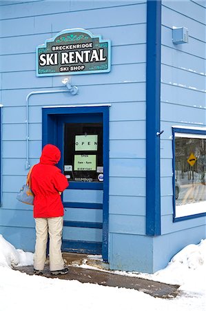 simsearch:841-03066141,k - Woman entering ski rental store, Breckenridge, Rocky Mountains, Colorado, United States of America, North America Fotografie stock - Rights-Managed, Codice: 841-03066121