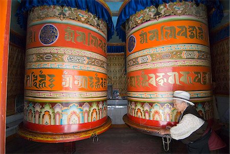 rueda de oración - Old woman pushing prayer wheels, Jingang Si, Kangding, Sichuan, China, Asia Foto de stock - Con derechos protegidos, Código: 841-03066778