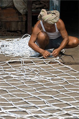 sunda kelapa - Man making fishing net, Sunda Kelapa, Jakarta, Java, Indonesia, Southeast Asia, Asia Foto de stock - Direito Controlado, Número: 841-03066798