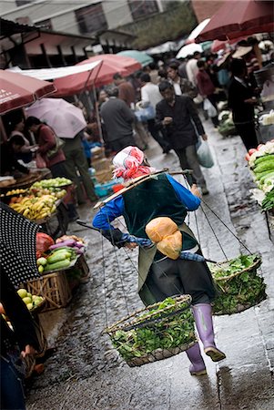 dali - Femme transportant des produits sur le marché, Dali old town, Dali, Yunnan, Chine, Asie Photographie de stock - Rights-Managed, Code: 841-03066843