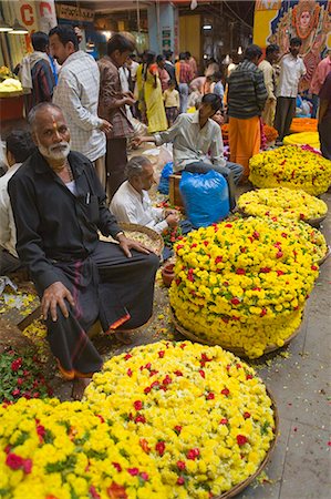 Vendeurs de guirlande de fleurs, marché de la ville, Bangaluru (Bangalore), Karnataka, Inde, Asie Photographie de stock - Rights-Managed, Code: 841-03066989