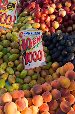 santiago (capital city of chile) - Caler la vente de fruits à Santiago central sur l'Avenue o ' Higgins, Santiago du Chili en Amérique du Sud Photographie de stock - Rights-Managed, Code: 841-03067110